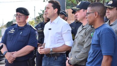 O prefeito de Aparecida de Goiânia, Leandro Vilela, determinou uma ação rigorosa da Guarda Civil Municipal (GCM) em parceria com a Polícia Militar (PM) para identificar e responsabilizar o autor das pichações feitas na Praça Marlúcia Terezinha de Jesus, no Jardim Tropical. O espaço havia recebido nova pintura poucas horas antes de ser vandalizado na madrugada desta terça-feira (14). Vilela visitou o local para avaliar os danos e reforçou o compromisso da gestão com a preservação dos espaços públicos. “Malandro aqui na nossa cidade não tem vez. Nós vamos jogar duro contra quem insiste em vandalizar as praças e os equipamentos públicos de Aparecida de Goiânia”, afirmou. O prefeito esteve acompanhado do comandante da GCM, inspetor Sobral, do comandante da PM em Aparecida, coronel Lucas, e do comandante do 45º Batalhão da PM, major Thiago Freitas. As forças de segurança já iniciaram o mapeamento das câmeras de monitoramento na região e a coleta de informações com moradores para localizar o responsável pelo ato. A GCM informou que o autor será obrigado a reparar os danos após ser identificado, medida semelhante à adotada em agosto deste ano, quando a corporação localizou o pichador da Praça CEU das Artes, no setor Cidade Vera Cruz. Revitalização atende pedido da comunidade A praça, situada na Avenida da Luz, esquina com a Rua 139, está sendo revitalizada por determinação do prefeito após um pedido de morador feito pelas redes sociais. As melhorias incluem pintura do playground, da academia ao ar livre, dos bancos e da pista de caminhada, além de novos jardins e iluminação em LED, que substituirá as antigas lâmpadas de vapor de sódio a partir desta quarta-feira (15). Segundo a Secretaria de Desenvolvimento Urbano, a gestão Vilela já revitalizou mais de 40 praças em Aparecida de Goiânia, incluindo as Praças CEU das Artes dos bairros Cidade Vera Cruz e Parque Flamboyant, que passaram por reformas completas.