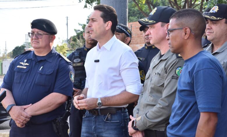 O prefeito de Aparecida de Goiânia, Leandro Vilela, determinou uma ação rigorosa da Guarda Civil Municipal (GCM) em parceria com a Polícia Militar (PM) para identificar e responsabilizar o autor das pichações feitas na Praça Marlúcia Terezinha de Jesus, no Jardim Tropical. O espaço havia recebido nova pintura poucas horas antes de ser vandalizado na madrugada desta terça-feira (14). Vilela visitou o local para avaliar os danos e reforçou o compromisso da gestão com a preservação dos espaços públicos. “Malandro aqui na nossa cidade não tem vez. Nós vamos jogar duro contra quem insiste em vandalizar as praças e os equipamentos públicos de Aparecida de Goiânia”, afirmou. O prefeito esteve acompanhado do comandante da GCM, inspetor Sobral, do comandante da PM em Aparecida, coronel Lucas, e do comandante do 45º Batalhão da PM, major Thiago Freitas. As forças de segurança já iniciaram o mapeamento das câmeras de monitoramento na região e a coleta de informações com moradores para localizar o responsável pelo ato. A GCM informou que o autor será obrigado a reparar os danos após ser identificado, medida semelhante à adotada em agosto deste ano, quando a corporação localizou o pichador da Praça CEU das Artes, no setor Cidade Vera Cruz. Revitalização atende pedido da comunidade A praça, situada na Avenida da Luz, esquina com a Rua 139, está sendo revitalizada por determinação do prefeito após um pedido de morador feito pelas redes sociais. As melhorias incluem pintura do playground, da academia ao ar livre, dos bancos e da pista de caminhada, além de novos jardins e iluminação em LED, que substituirá as antigas lâmpadas de vapor de sódio a partir desta quarta-feira (15). Segundo a Secretaria de Desenvolvimento Urbano, a gestão Vilela já revitalizou mais de 40 praças em Aparecida de Goiânia, incluindo as Praças CEU das Artes dos bairros Cidade Vera Cruz e Parque Flamboyant, que passaram por reformas completas.